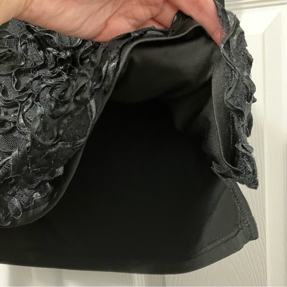 ⭐️2/$20⭐️ Fiori fancy black tank top, satin ruffled roses, 1XL (fits like XL) - Picture 5 of 8